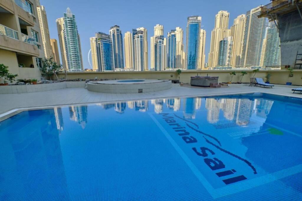 Lovely 1-Bedroom Apartment In The Heart Of Dubai Marina Exterior photo